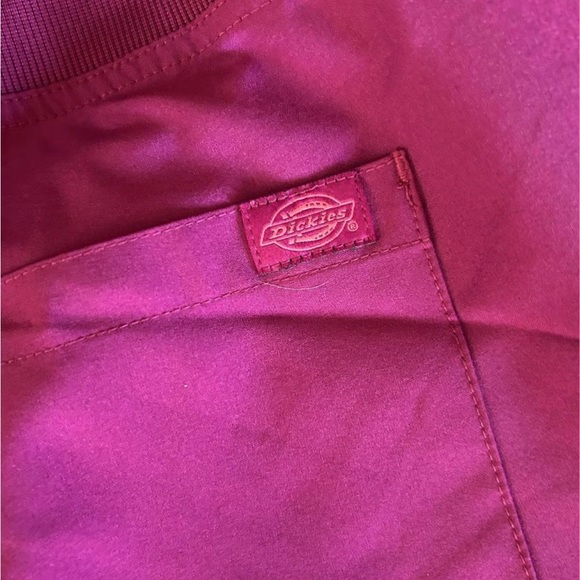 Women’s Dickies Scrub set - Picture 2 of 3